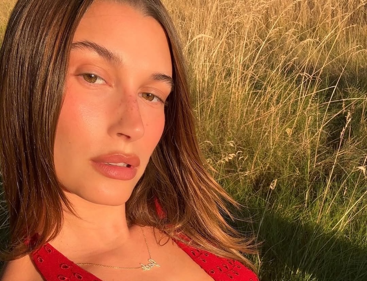 Hailey Bieber beauty minimalizam