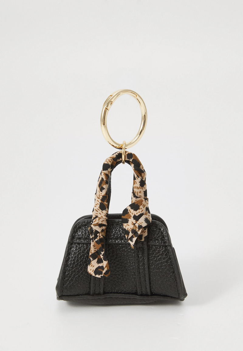 Zaboravite na Labubu: Izdvajamo chic privjeske za torbe