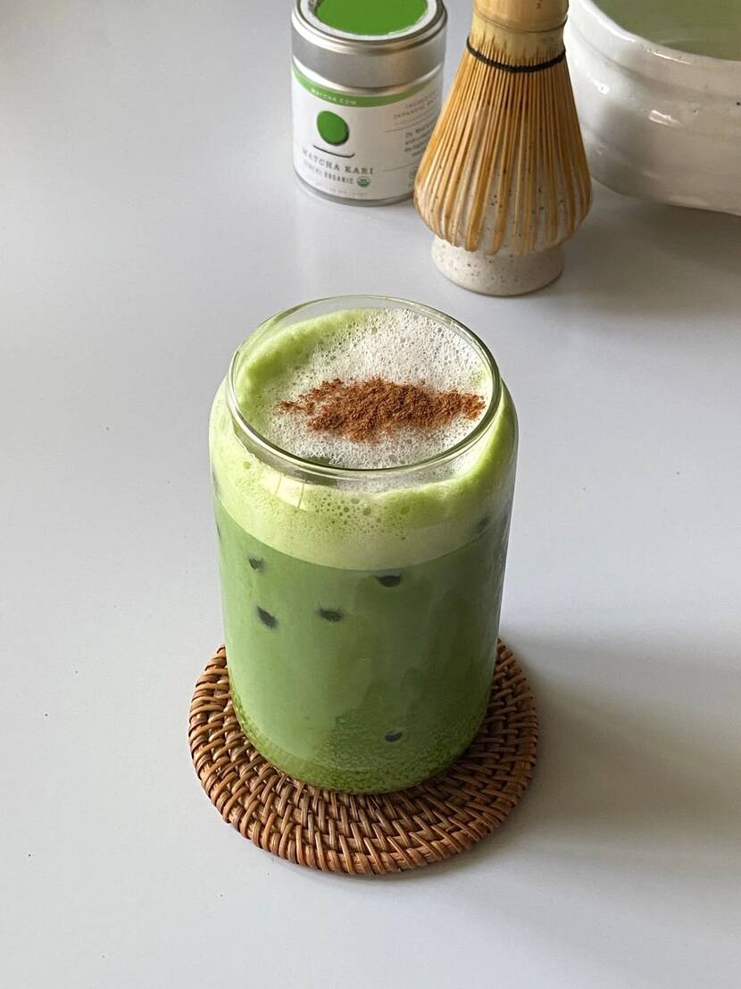 Matcha latte s cimetom 