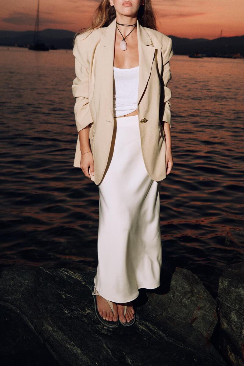 Slip suknja je pritajeni trend za jesen 2025.