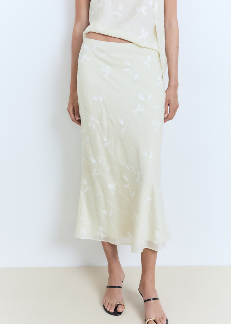 Slip suknja je pritajeni trend za jesen 2025.