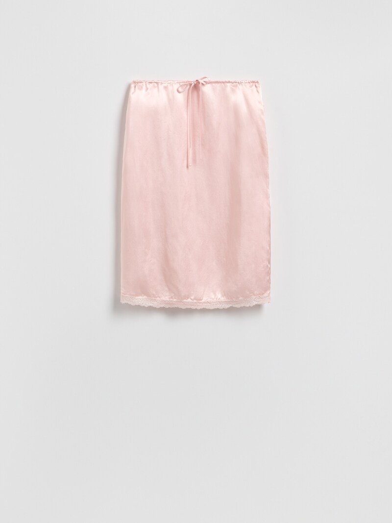 Slip suknja je pritajeni trend za jesen 2025.