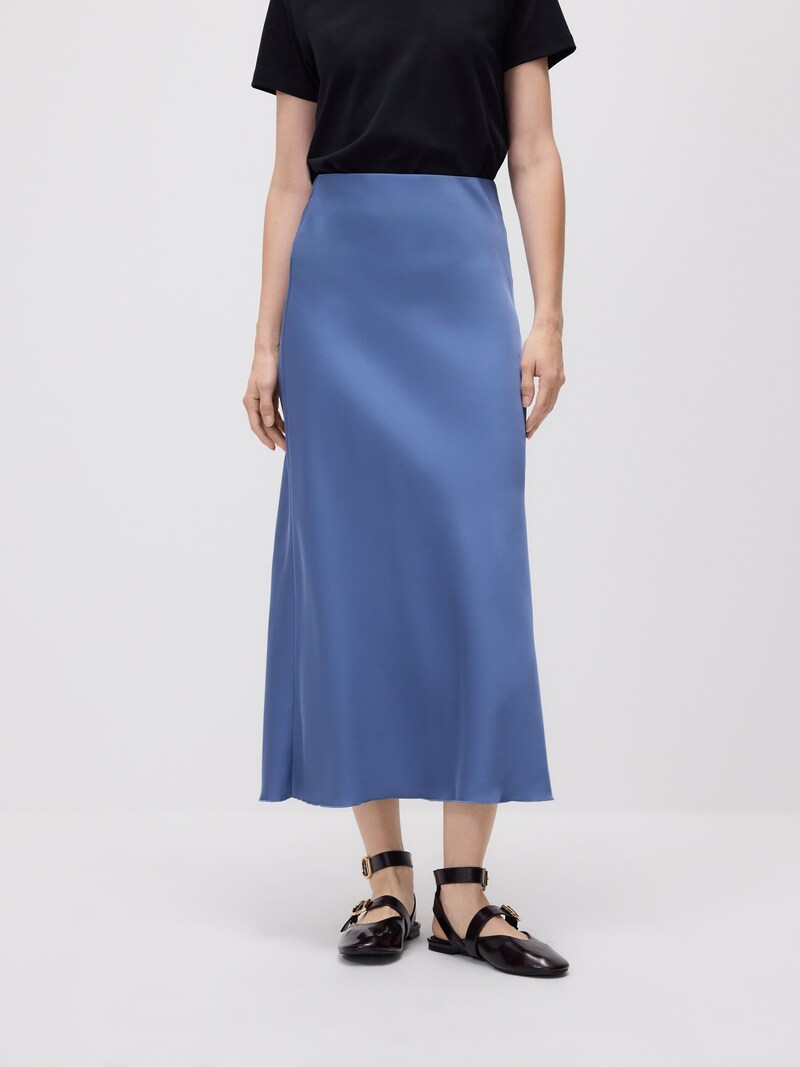 Slip suknja je pritajeni trend za jesen 2025.