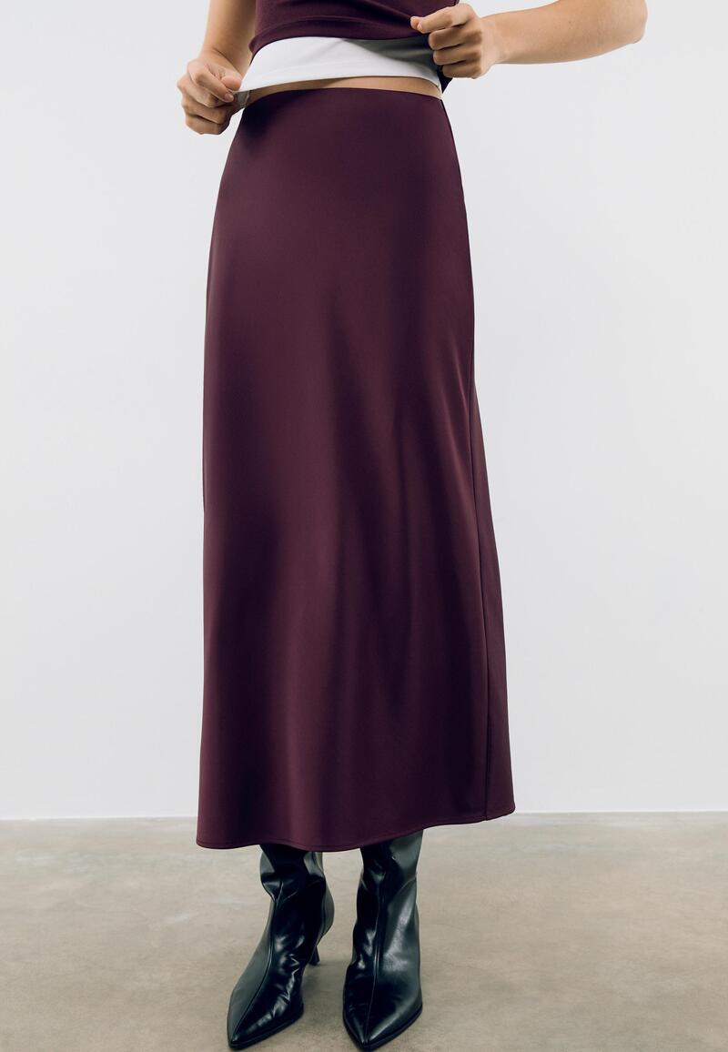 Slip suknja je pritajeni trend za jesen 2025.