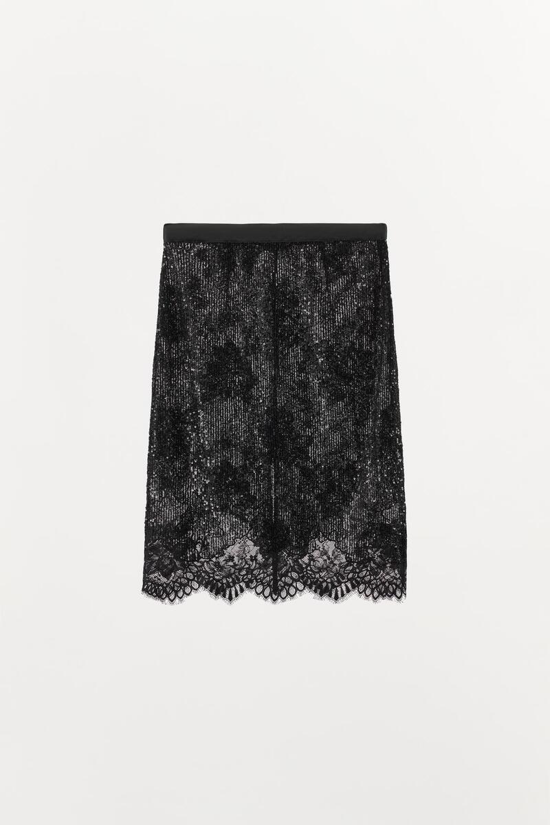 Slip suknja je pritajeni trend za jesen 2025.