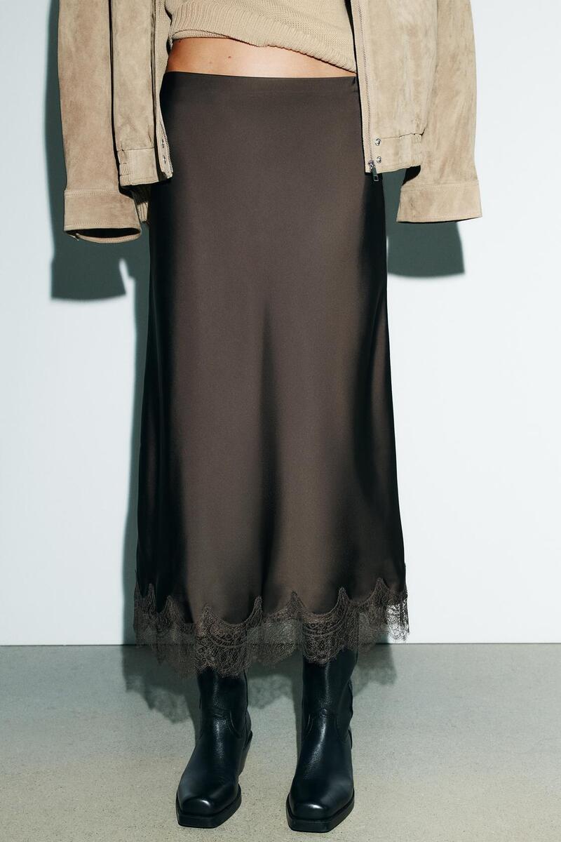 Slip suknja je pritajeni trend za jesen 2025.