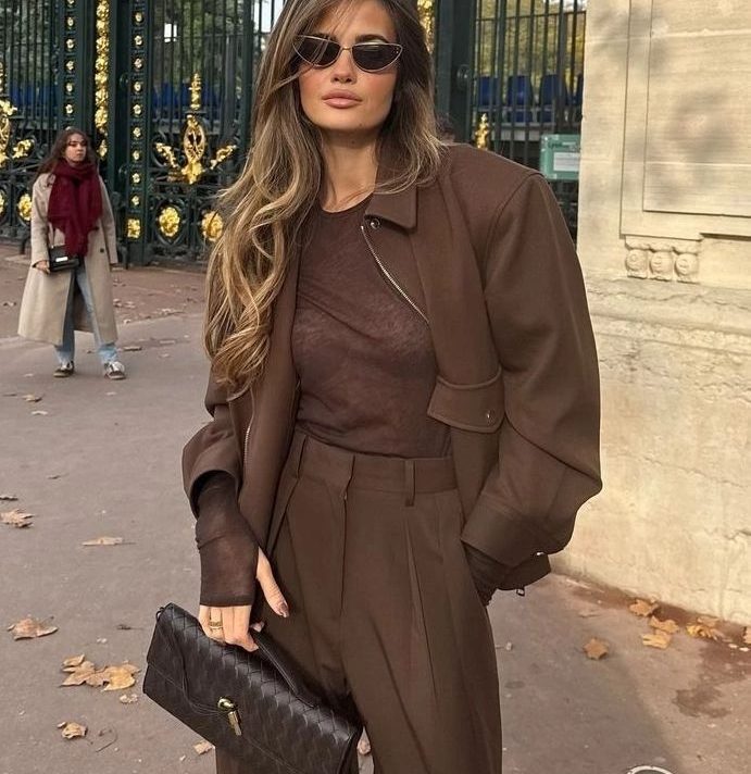 Smeđe hlače outfiti