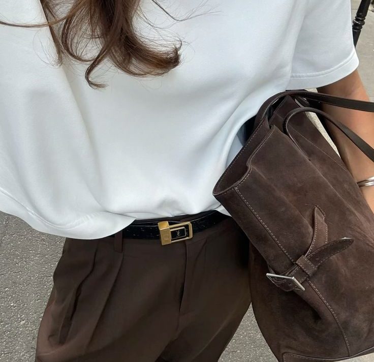 Smeđe hlače outfiti