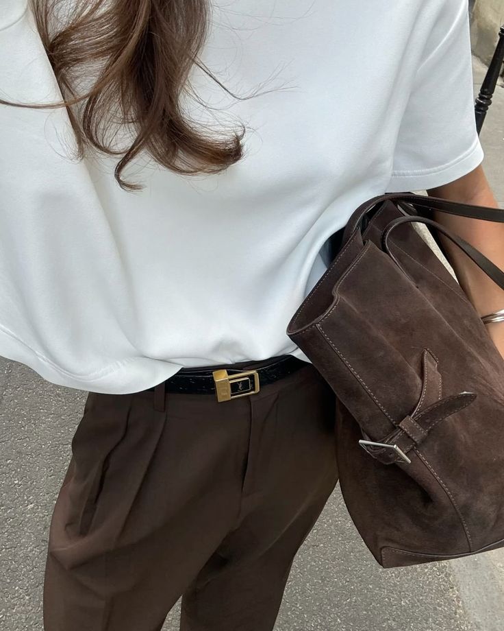 Smeđe hlače outfiti