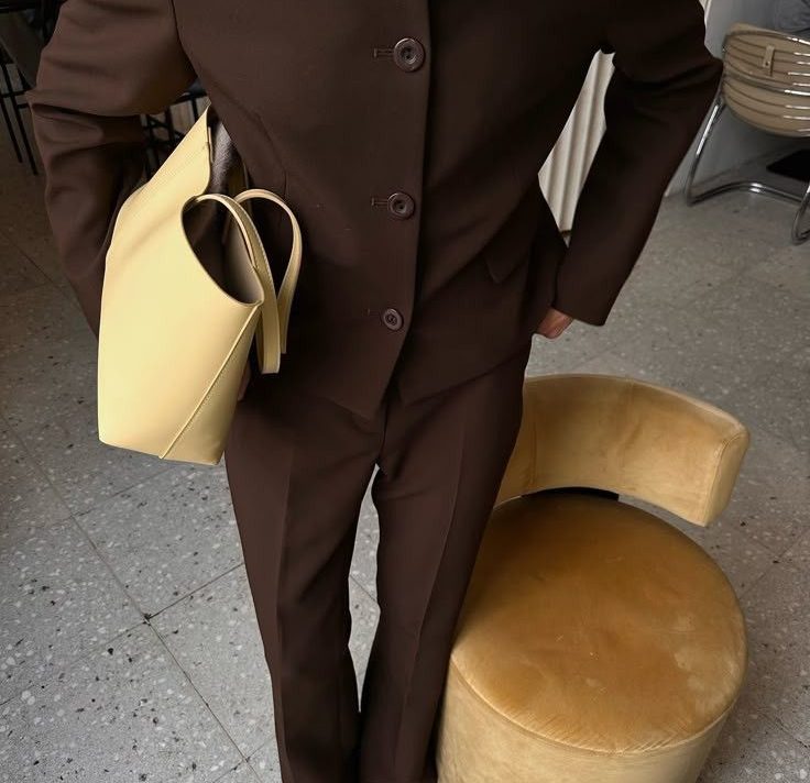 Smeđe hlače outfiti