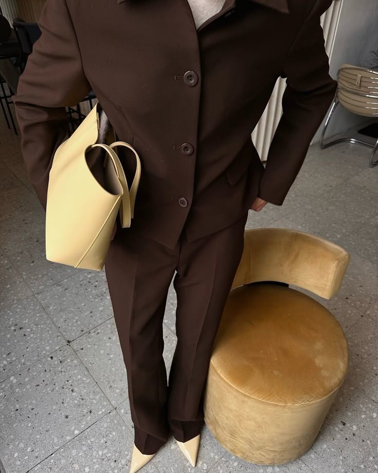 Smeđe hlače outfiti