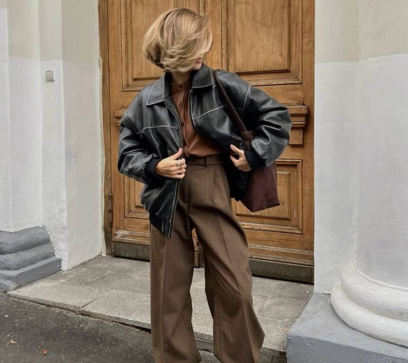 Smeđe hlače outfiti