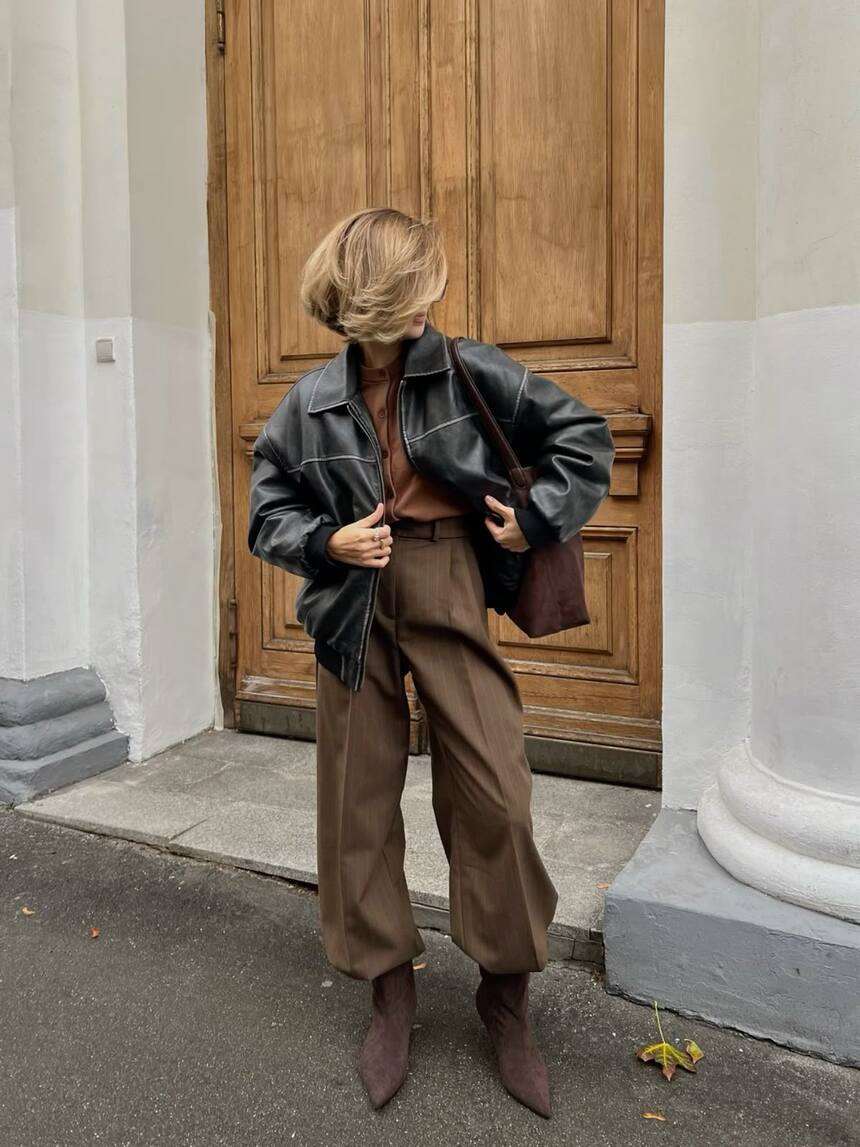 Smeđe hlače outfiti