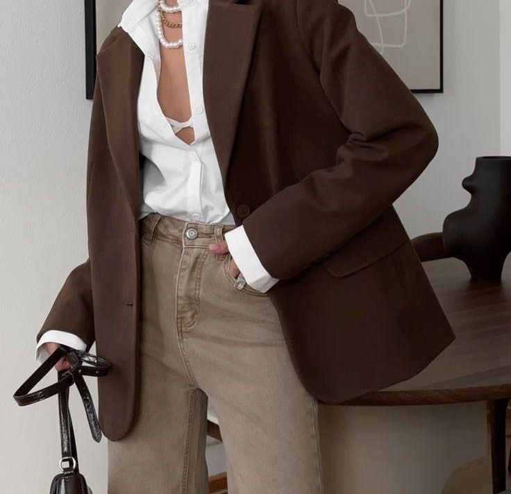 Smeđe hlače outfiti