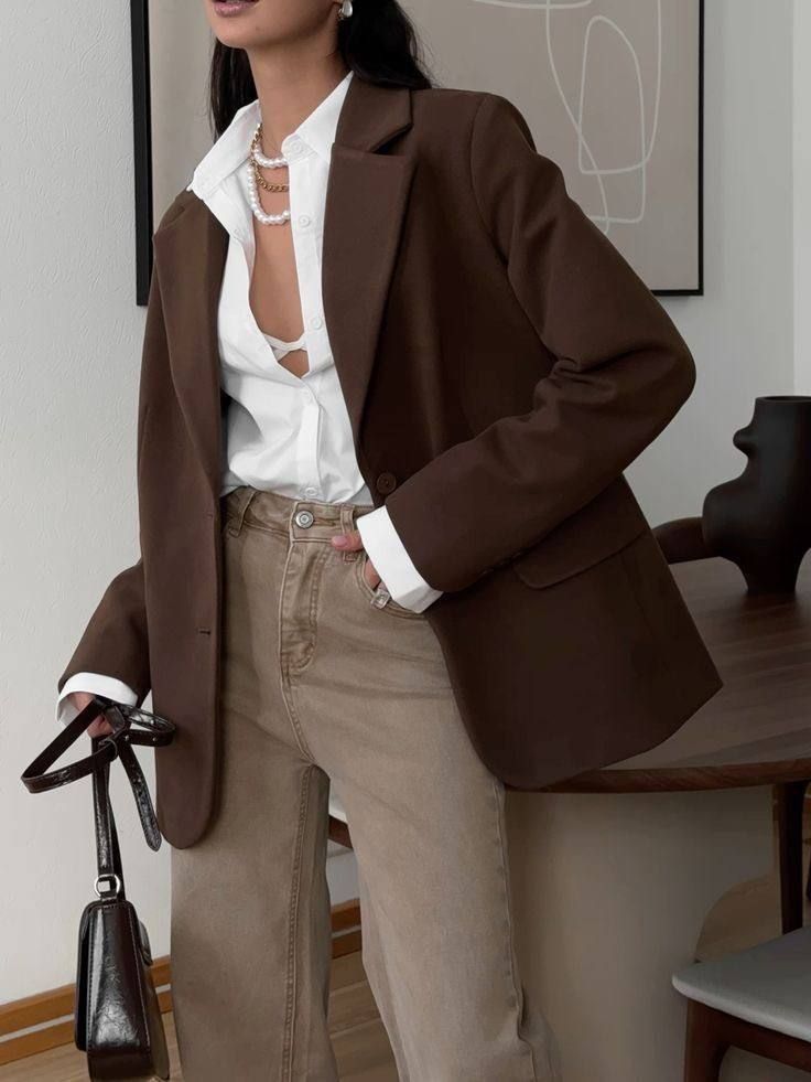 Smeđe hlače outfiti