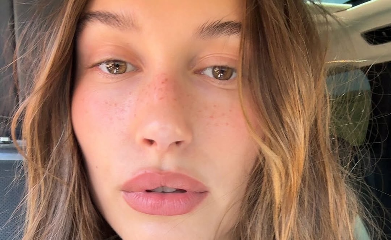 Hailey Bieber make-up