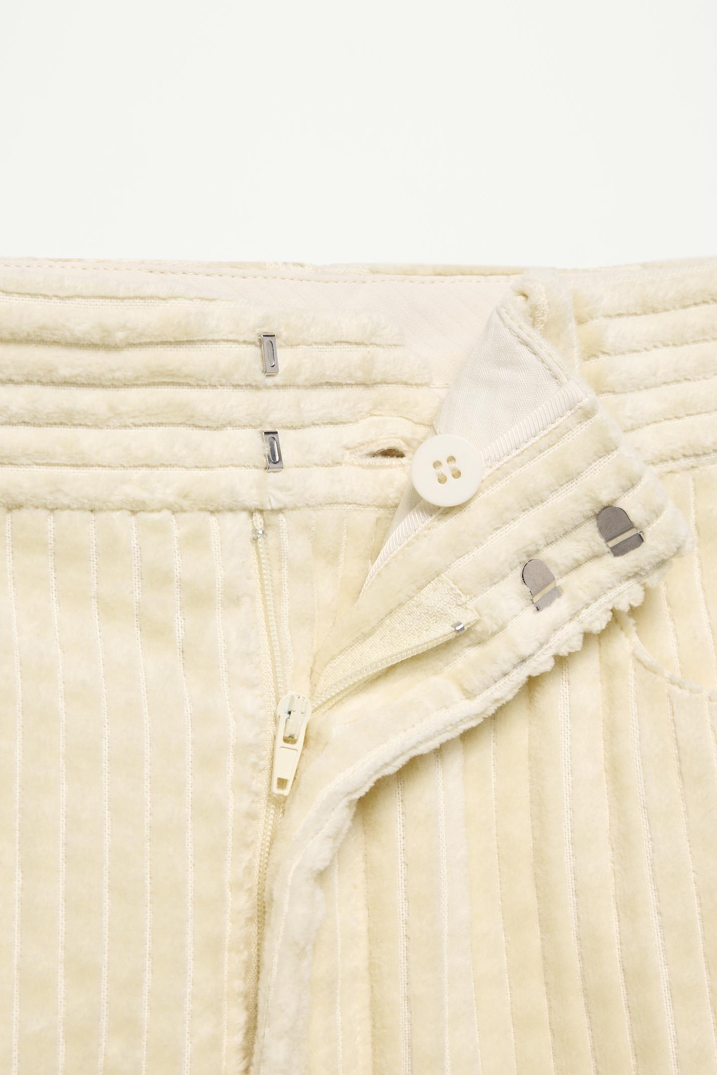 Kako stilizirati bijele hlače za zimu