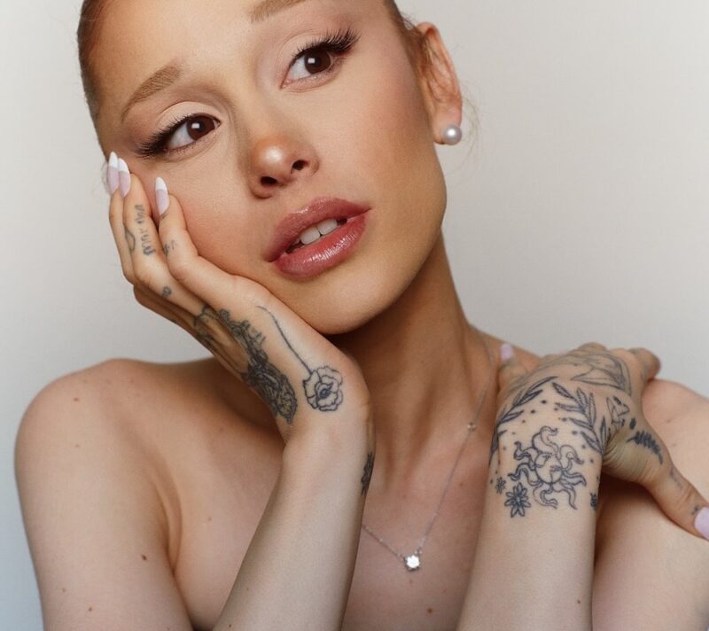 Audreyn šarm: kako je Ariana Grande postigla vječni chic mikrošiškama