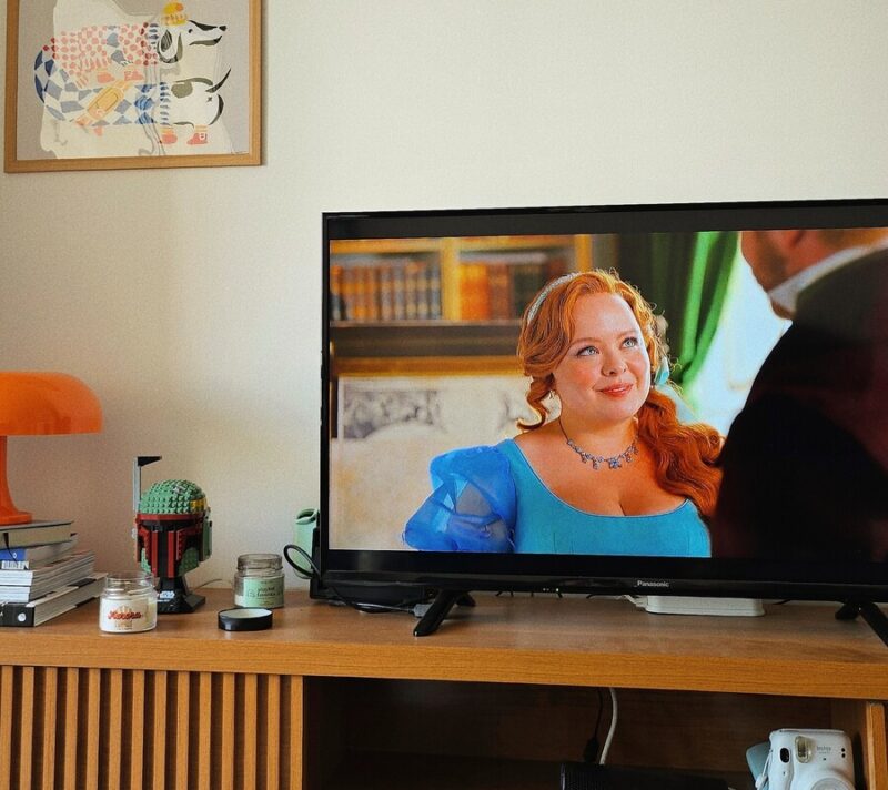 Casual viewing: što se događa kad istovremeno gledamo serije i scrollamo po mobitelu