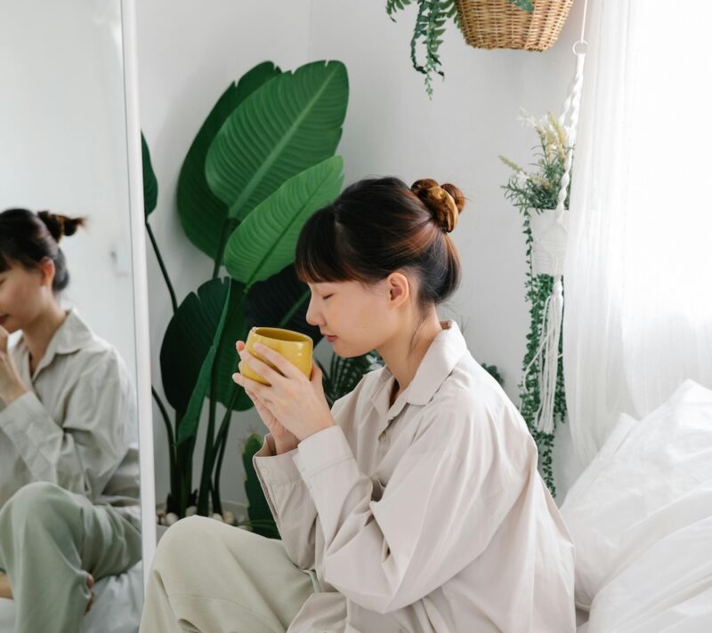 “Sleeping bun”: jesu li dvije gumice preko noći stvarno jače od najboljeg spreja za volumen