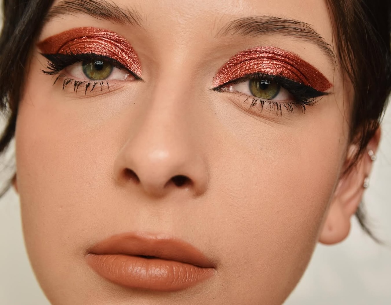 Kromirani tuš je make-up trend koji postaje zvijezda zime 2025.