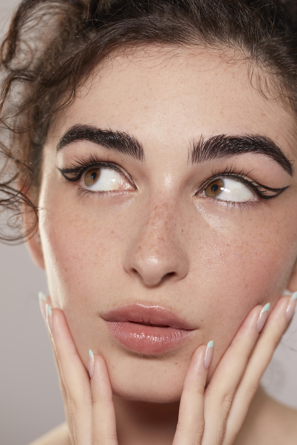 uzrokuje li šminkanje ispadanje obrva