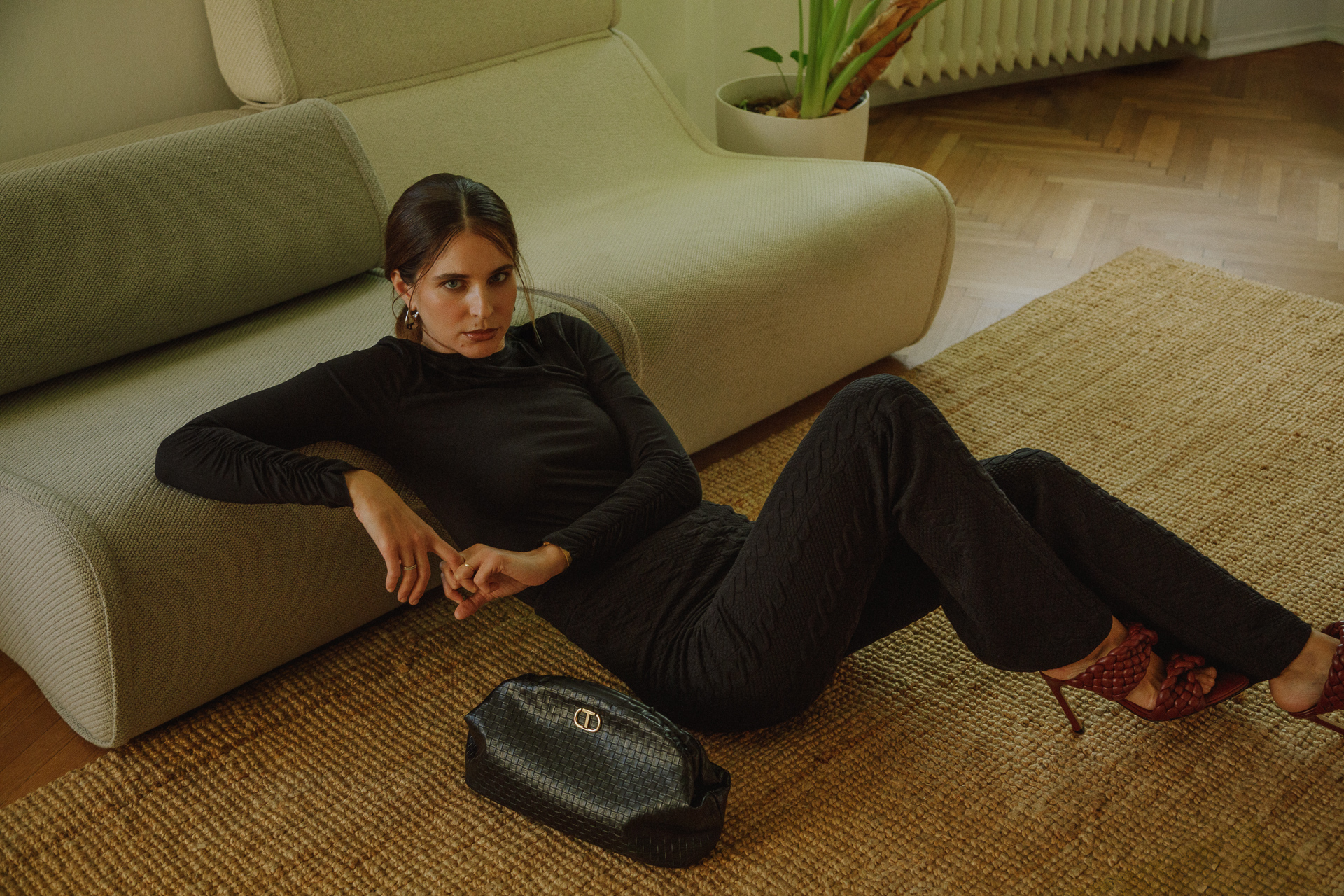 Nunnchi je hrvatski modni brend koji donosi odjeću koja se prilagođava ženskom tijelu