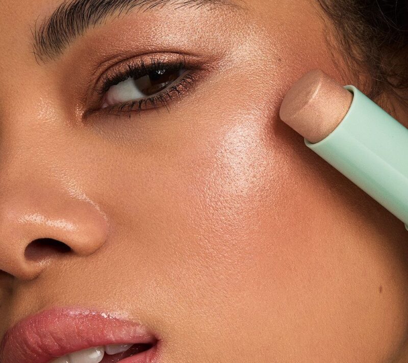 Povratak highlightera: završila je era “staklene” kože, počinje vrijeme suptilnog sjaja