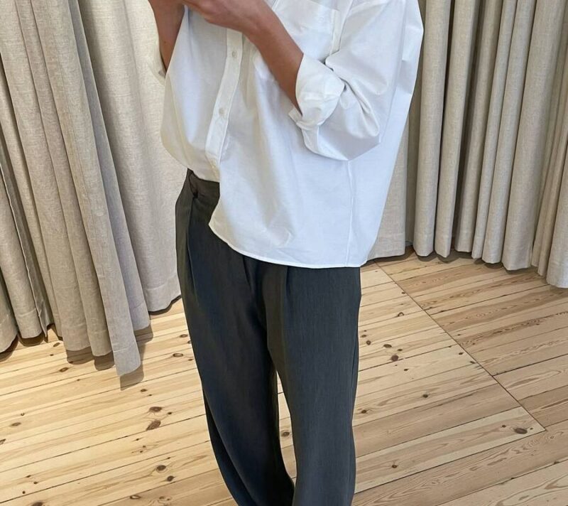 Style inspo: Ova influencerica nosi običnu bijelu košulju 365 dana u godini