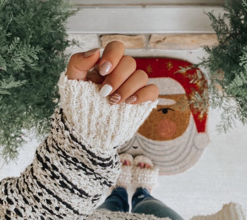 Samo za kratke nokte: 15 ideja za glamurozne blagdanske manikure