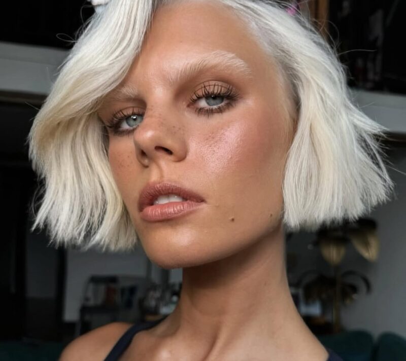 “Cloud Dancer” je boja 2026.: evo što to znači za vašu kosu