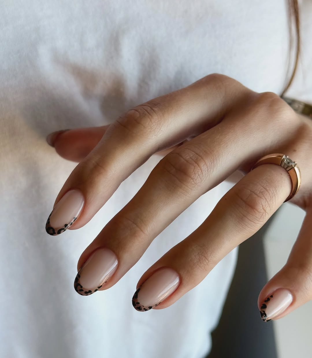 hailey bieber cheetah manikura