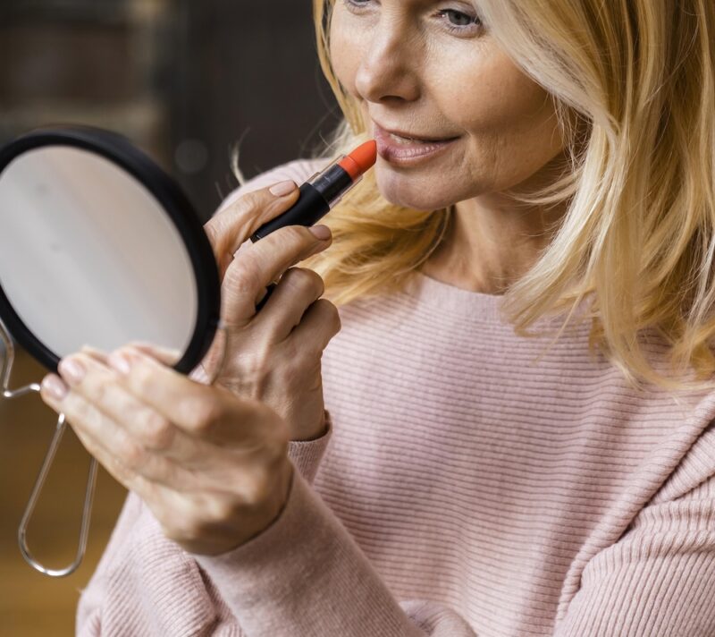 Kako nanijeti ruž nakon 50 i postići svjež, elegantan izgled bez naglašavanja borica