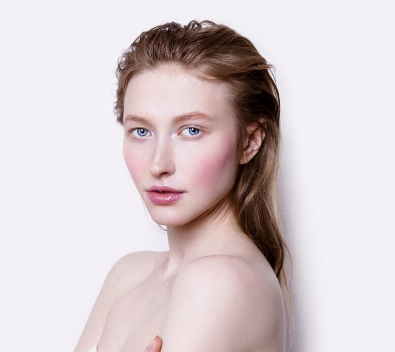 Povratak “kraljevskog” rumenila: licu vraća svježinu i prkosi gravitaciji