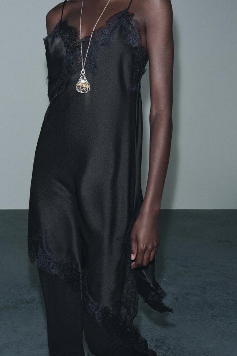 Zara viralna čipkasta haljina