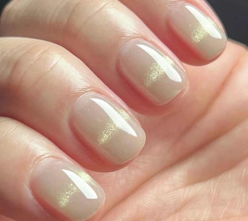 Nokti s crtom nova su “cat-eye” opsesija koja nam stiže iz Južne Koreje