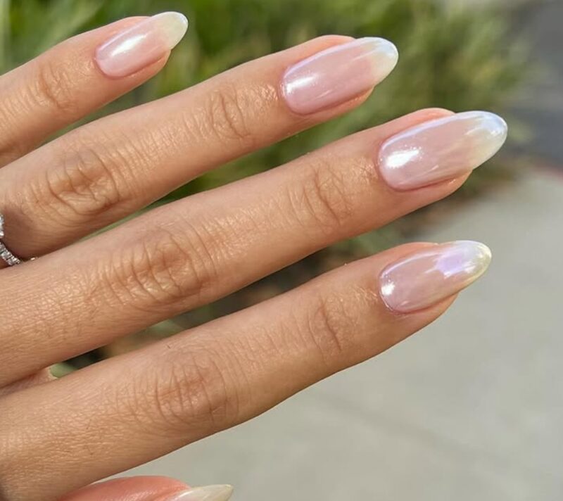 Manikerka Hailey Bieber tvrdi da je ovo jedini lak za nokte koji vam treba ovog proljeća