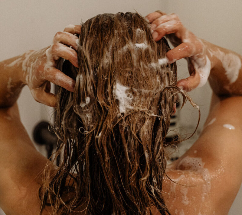 Evo koliko točno minuta bismo trebali ostaviti šampon na kosi prije ispiranja