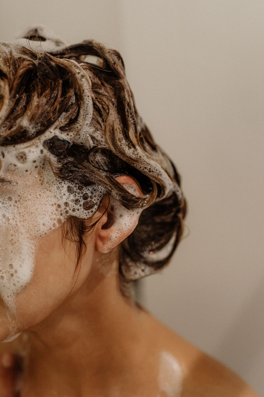 Koliko dugo pustiti šampon na kosi