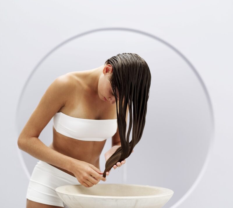 Mislite da je vaša kosa suha zbog blajha? Pravi se krivac nalazi u vašem tušu