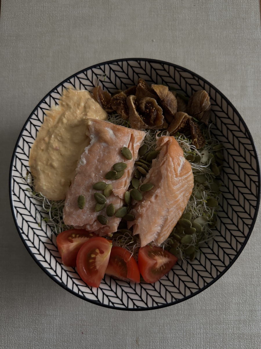 Salata od lososa, leće i špinata