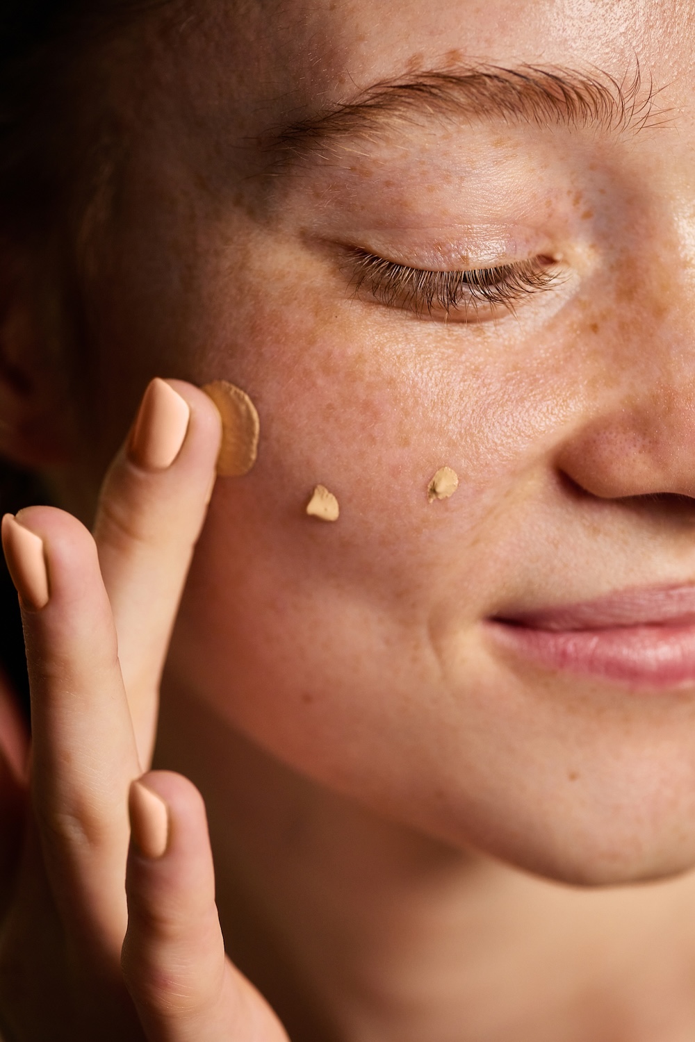 kako sakriti bore korektorom