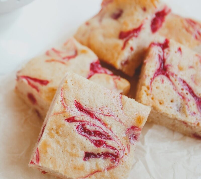 Ovaj last-minute kolač od jagoda i bijele čokolade još stignete napraviti za Uskrs