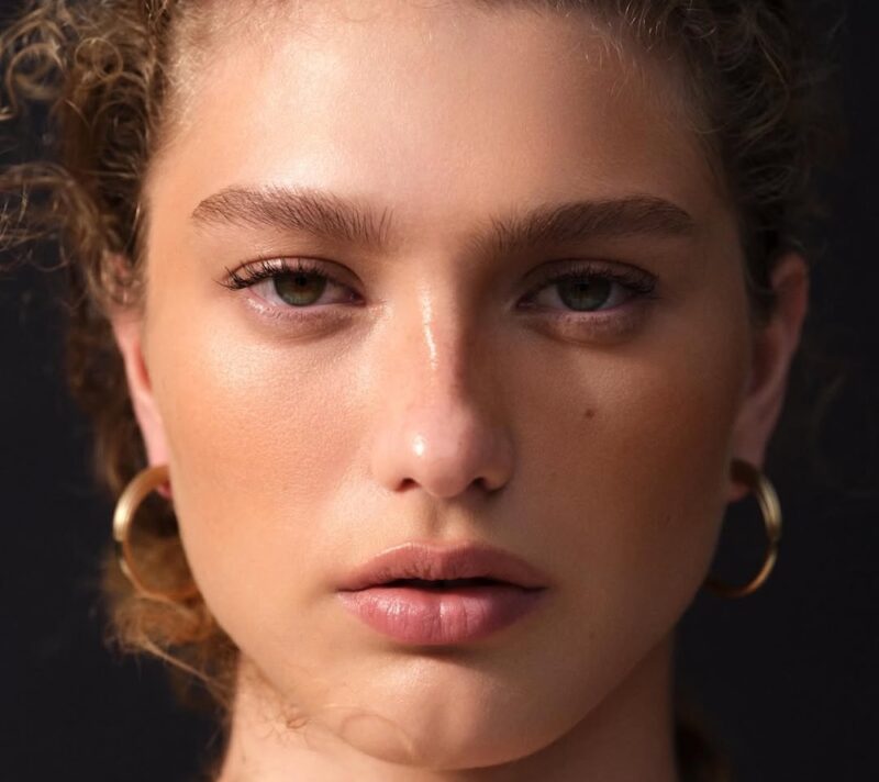 Ovaj tekući bronzer sve je što nam treba za preplanuli i blistavi ten