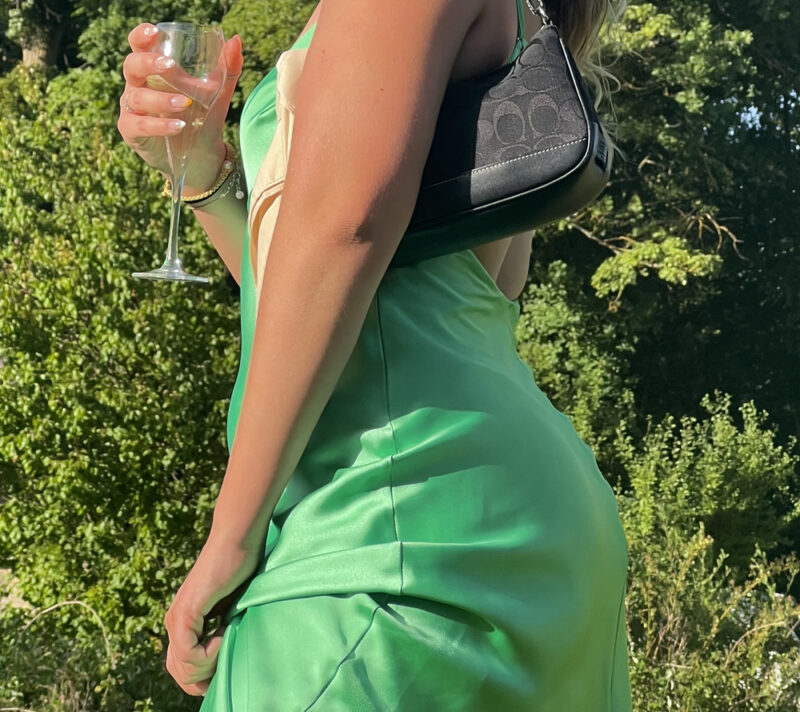 Kako pravilno prati i održavati odjeću od satena?