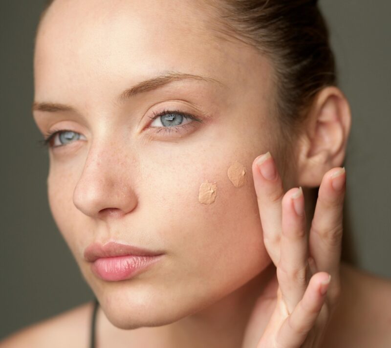 Više od tisuću ljudi tvrdi da je ovih 8 pudera najbolje što možete nabaviti za besprijekoran ten