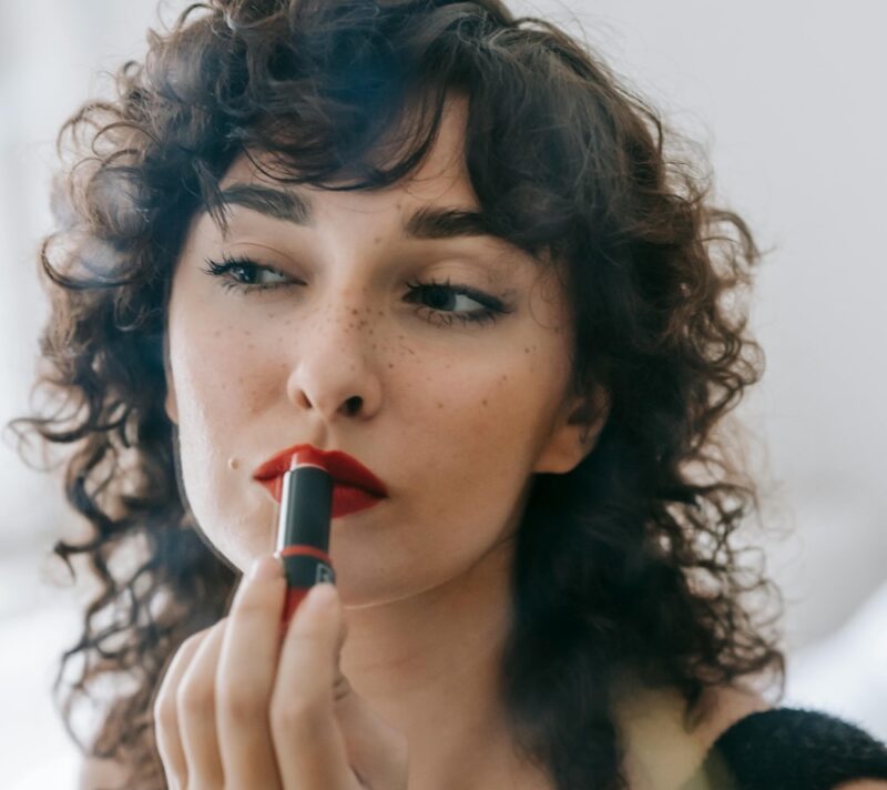 Kako postići “blurred lip” efekt bez prelijevanja ruža u borice oko usana