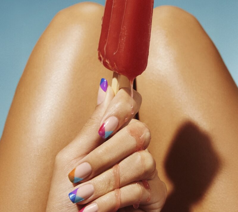 Zaboravite mliječne nude tonove, ovo ljeto pripada neonskim manikurama koje podižu raspoloženje