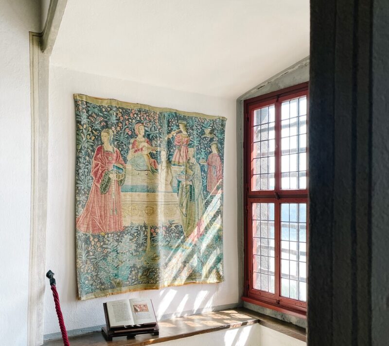 Tekstilni zidni ukrasi sve su veći home decor trend. Izdvajamo najljepše