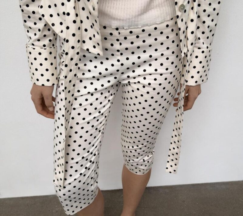 Zara točkaste capri hlače Hailey Bieber